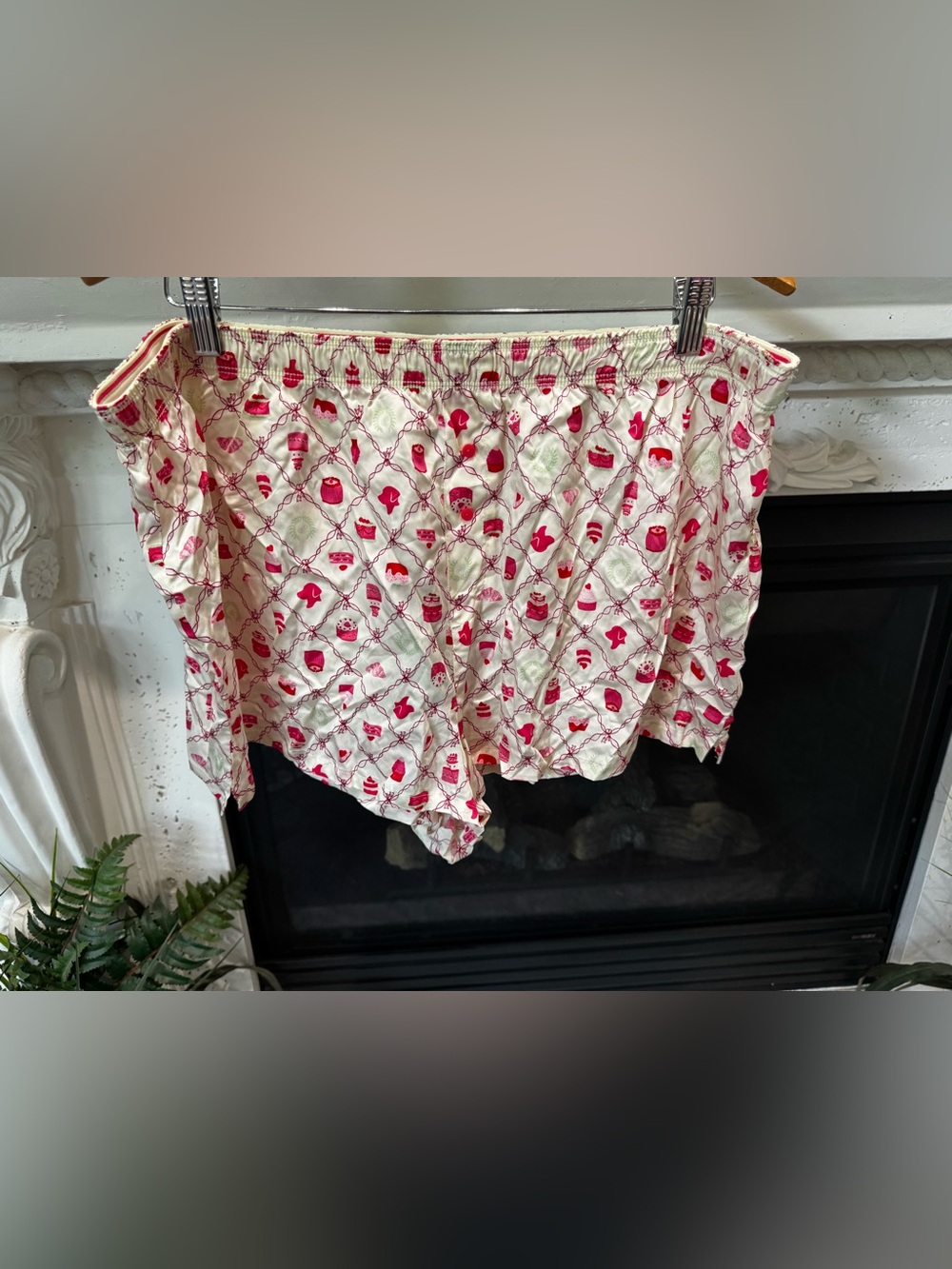 🆕 PINK Victoria's Secret Cream and Pink Holiday Print Pajama Shorts